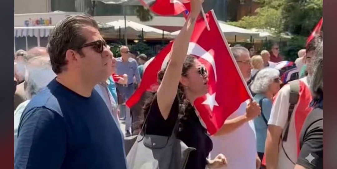 İzmirli Vatandaşın Polise İsyanı: Birinizin Omurgası Yok mu? Terörist miyiz? Bayrağımızı Aldık Geldik!”